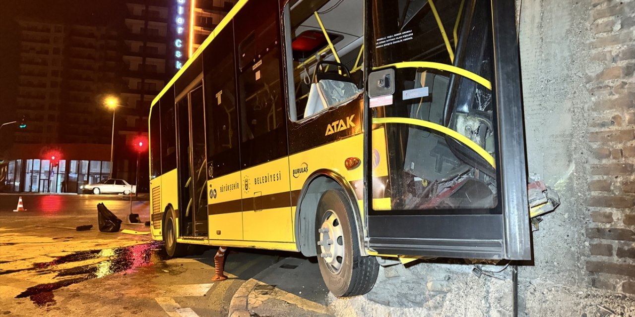 Belediye otobüsü oto tamir dükkanına çarptı