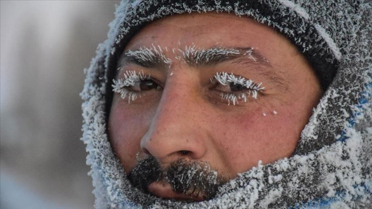 Kaşı, kirpikleri, bıyığı buz tutan vatandaş soğuk hava çilesine mani koştu