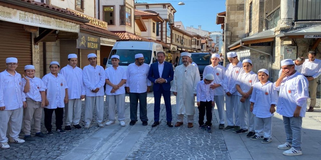 Konya’nın ünlü tarihi çarşısında esnaf güne bereket duasıyla başladı