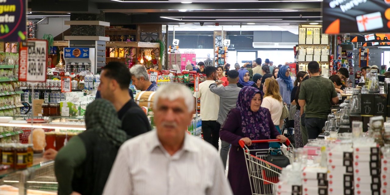 Konya’nın gurbetçi ilçesinde iğne atsan yere düşmeyecek günler başladı