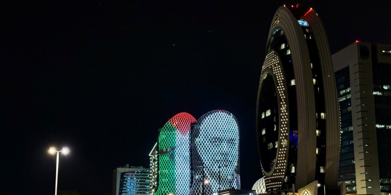 Doha'da bazı binalara Filistin bayrağı ve İsmail Heniyye'nin fotoğrafı yansıtıldı
