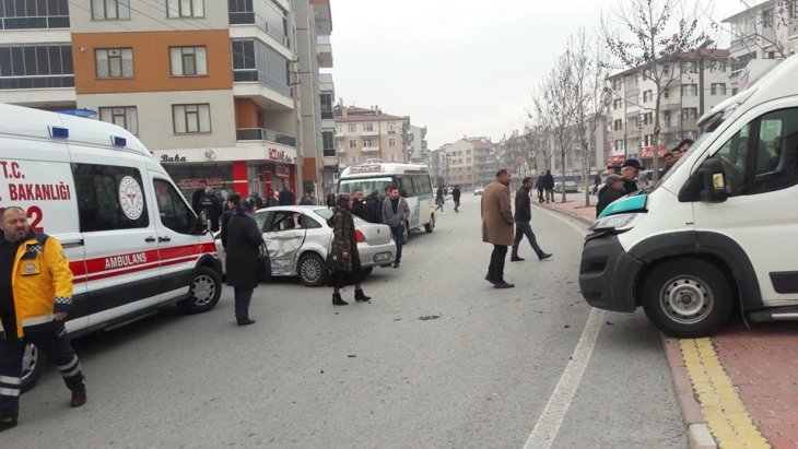 Konya’da yolcu minibüsü otomobille çarpıştı