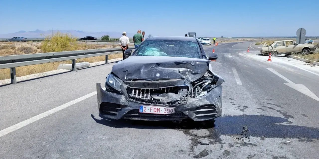 Konya’da biri yabancı plakalı 2 otomobil kafa kafaya çarpıştı