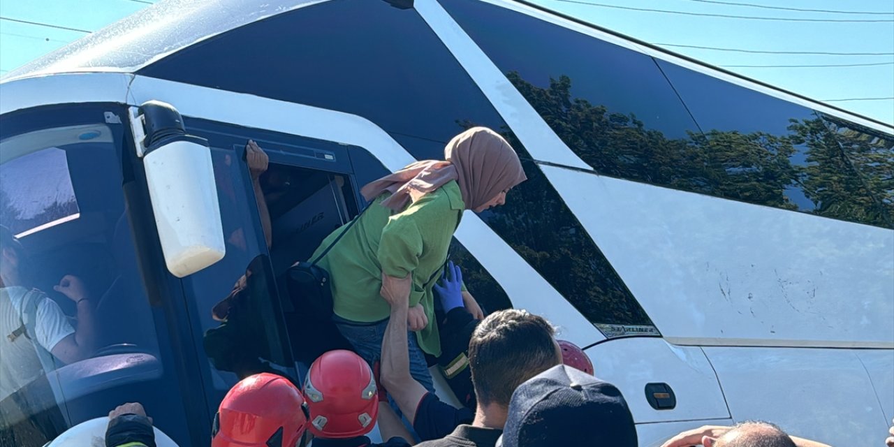 Tur otobüsü yan yattı, ölümden dönen 43 yolcu böyle kurtarıldı