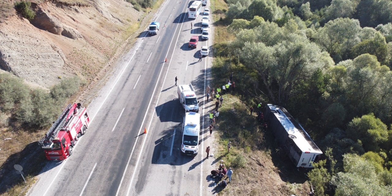 Yolcu otobüsü devrildi: 1 ölü, 40 yaralı