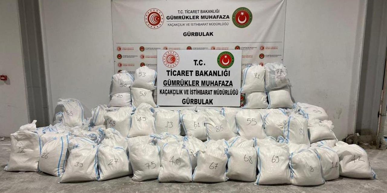 Pudraya emdirilmiş 2,2 ton uyuşturucu sınırları aşamadı
