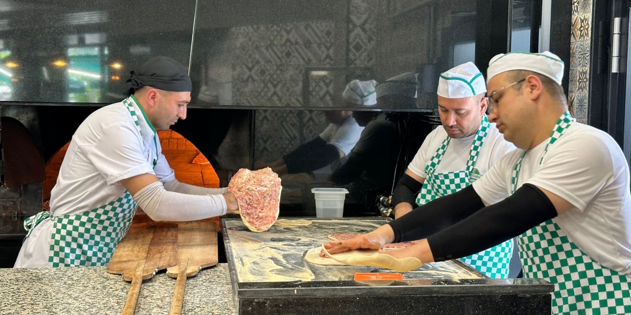 Konya'da etliekmeğin fiyatını duyanlar bu adreste buluşuyor