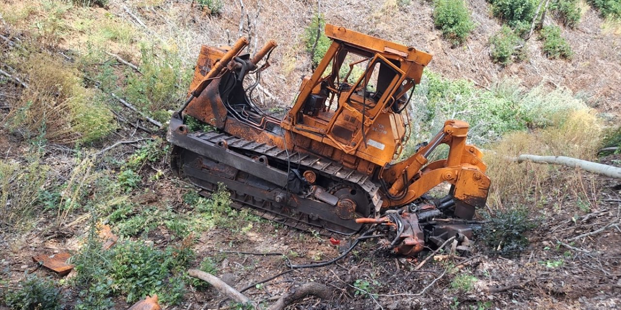 Yangına müdahale sırasında dozer dereye yuvarlandı: Operatör öldü