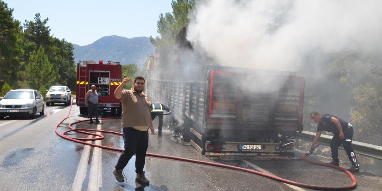 Konya’dan yola çıktı, patlayan lastik TIR'ı yaktı