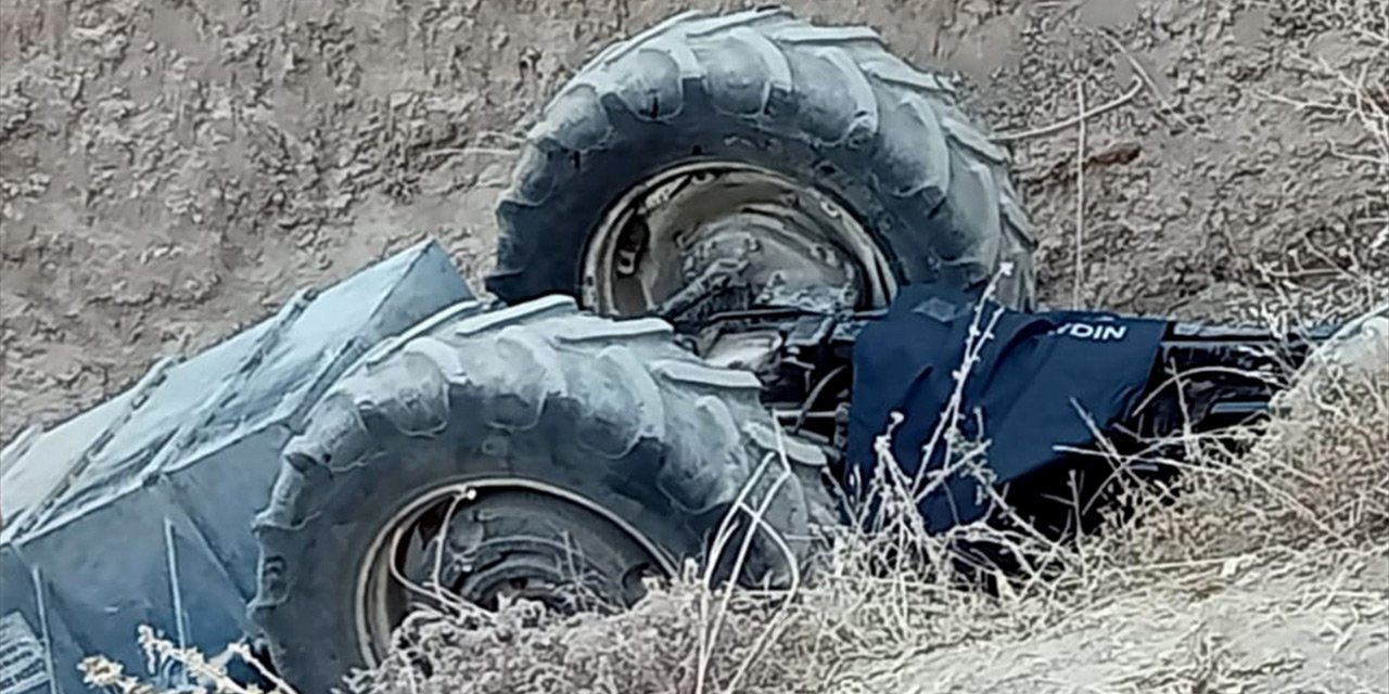 Traktör devrildi: karı koca öldü, çocukları yaralandı