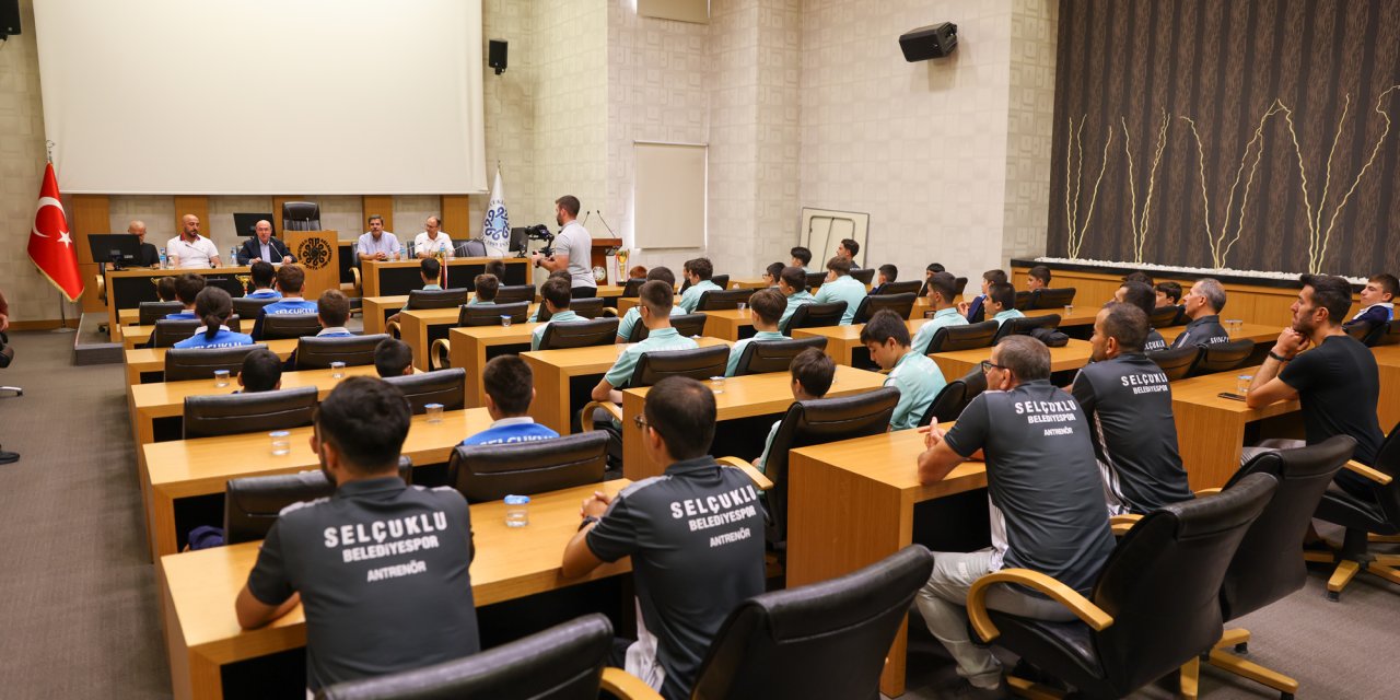 Konya’nın başarılı sporcuları Başkan Pekyatırmacı’yı ziyaret etti