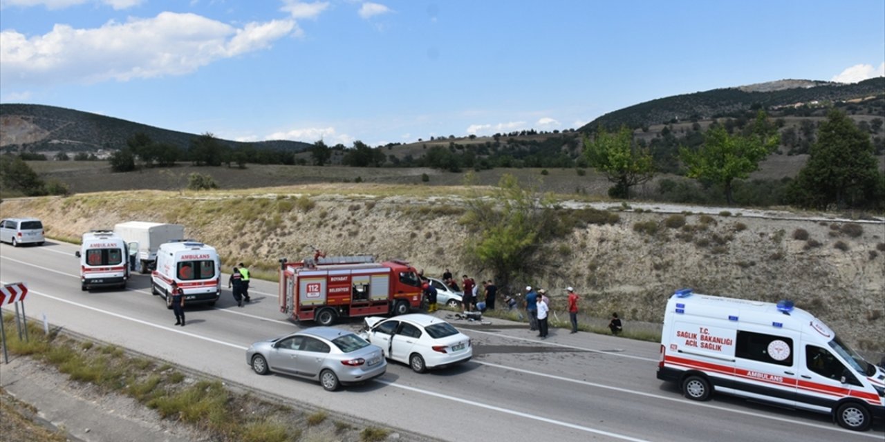 Otomobiller çarpıştı: 1 ölü, 5 yaralı