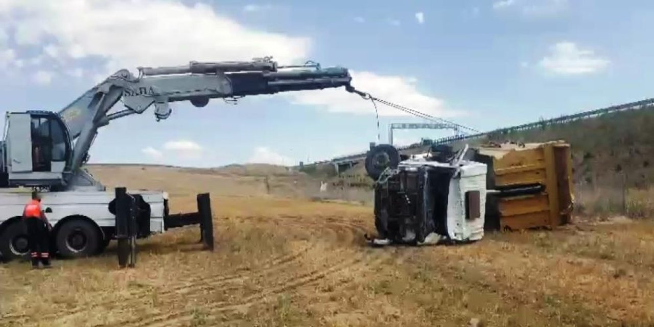 Konya’da şarampole devrilen kamyondaki 2 kişi yaralandı