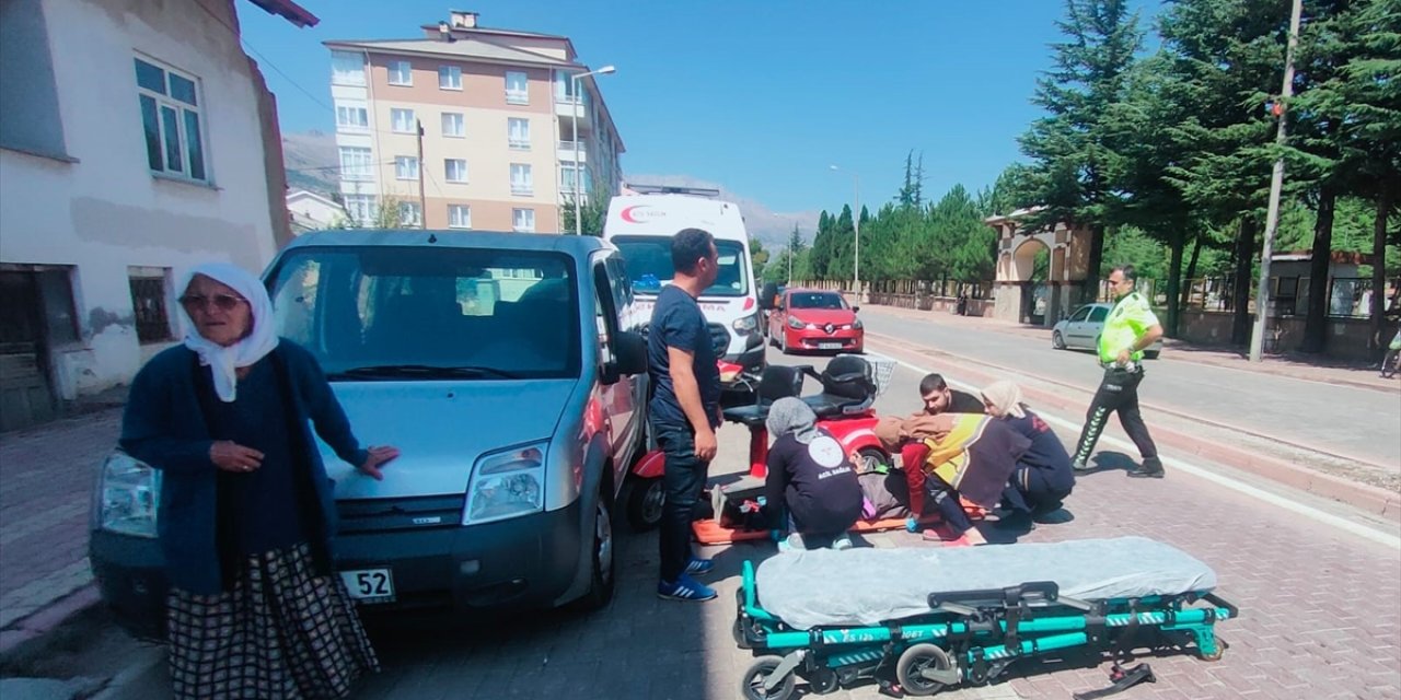 Konya’da elektrikli bisiklet park halindeki otomobile çarptı