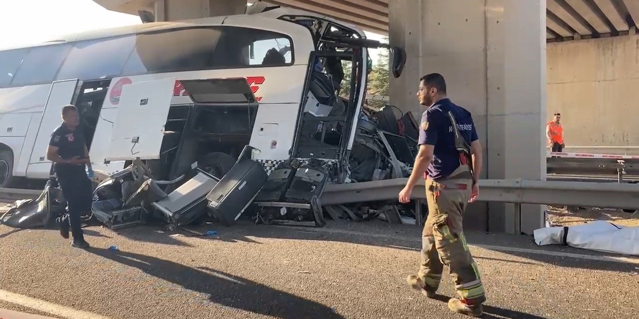 Katliam gibi kaza! Otobüs köprüye çarptı: 9 ölü