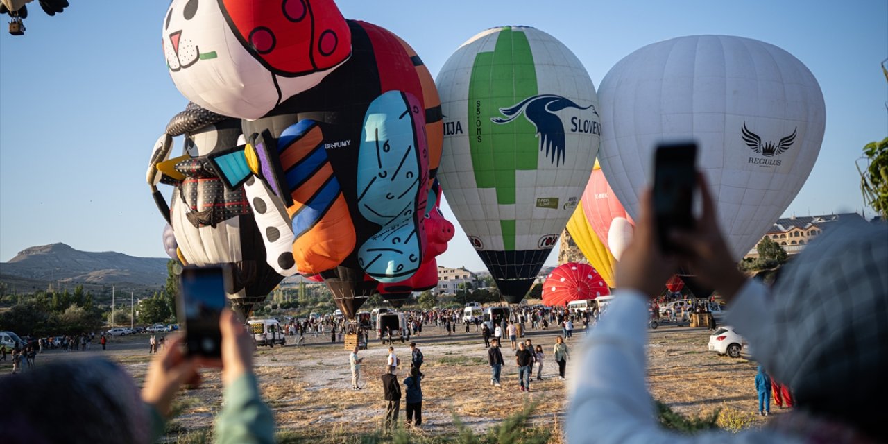 Figürlü sıcak hava balonları Peribacaları üzerinde süzüldü