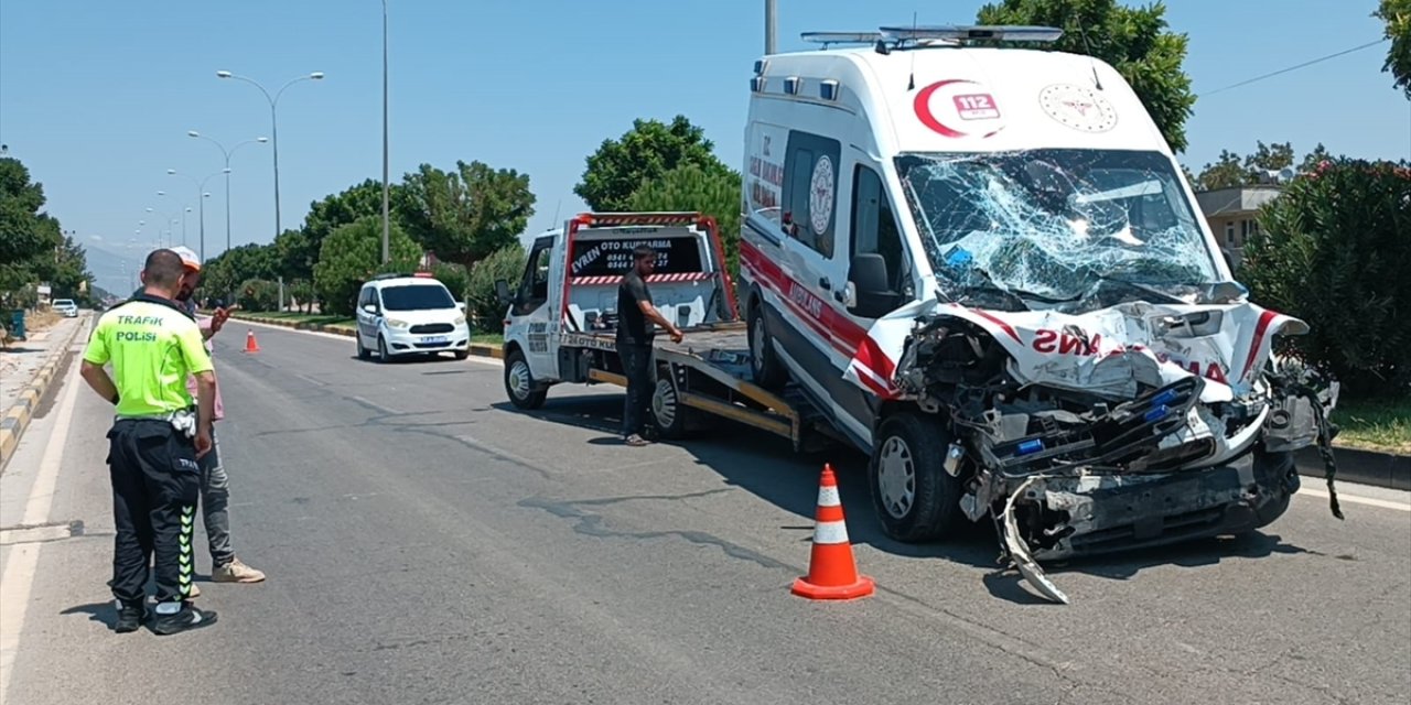 Tankerle çarpışan ambulanstaki 3 sağlıkçı yaralandı