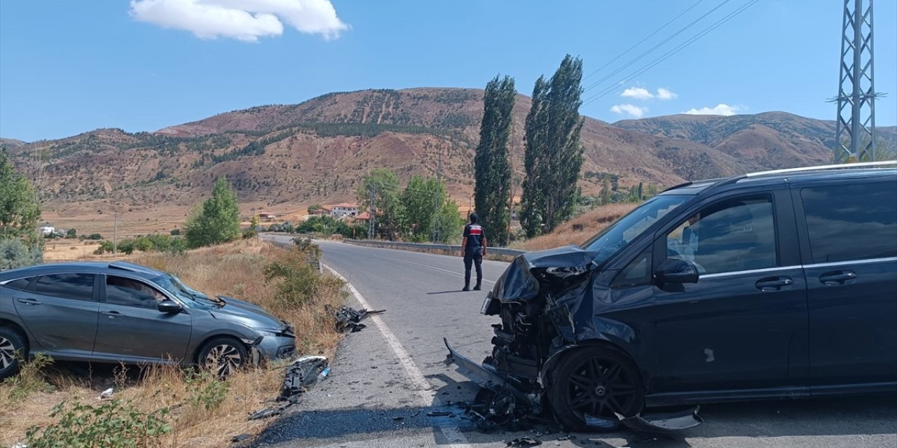 Otomobil ile minibüs çarpıştı: 9 yaralı