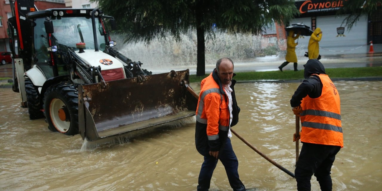 Şiddetli yağış su baskınlarına neden oldu