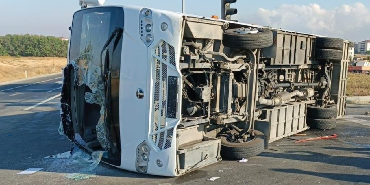 Hafif ticari araçla çarpışan işçi servisi devrildi! Yaralılar var