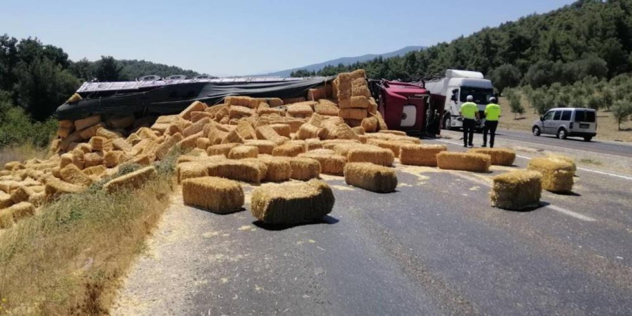 Konya plakalı saman yüklü TIR devrildi, yol ulaşıma kapandı