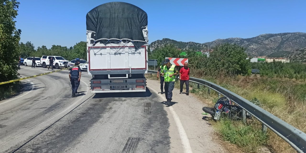 Motosiklet kamyonla çarpıştı: 14 yaşındaki çocuk öldü