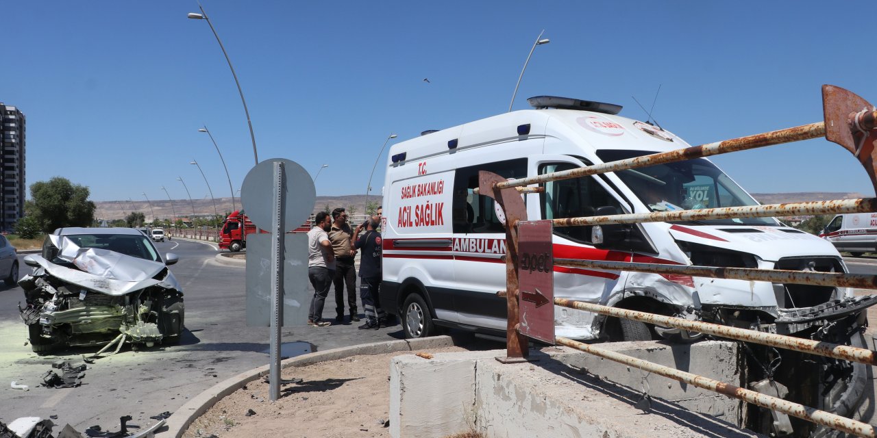 Ambulans ile otomobil çarpıştı! Yaralılar var