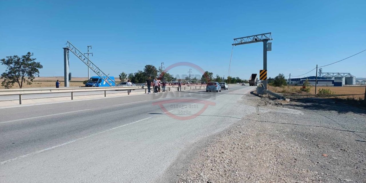 Konya’daki bir yolda TIR, hız ihlal tespit kameralarını kırdı