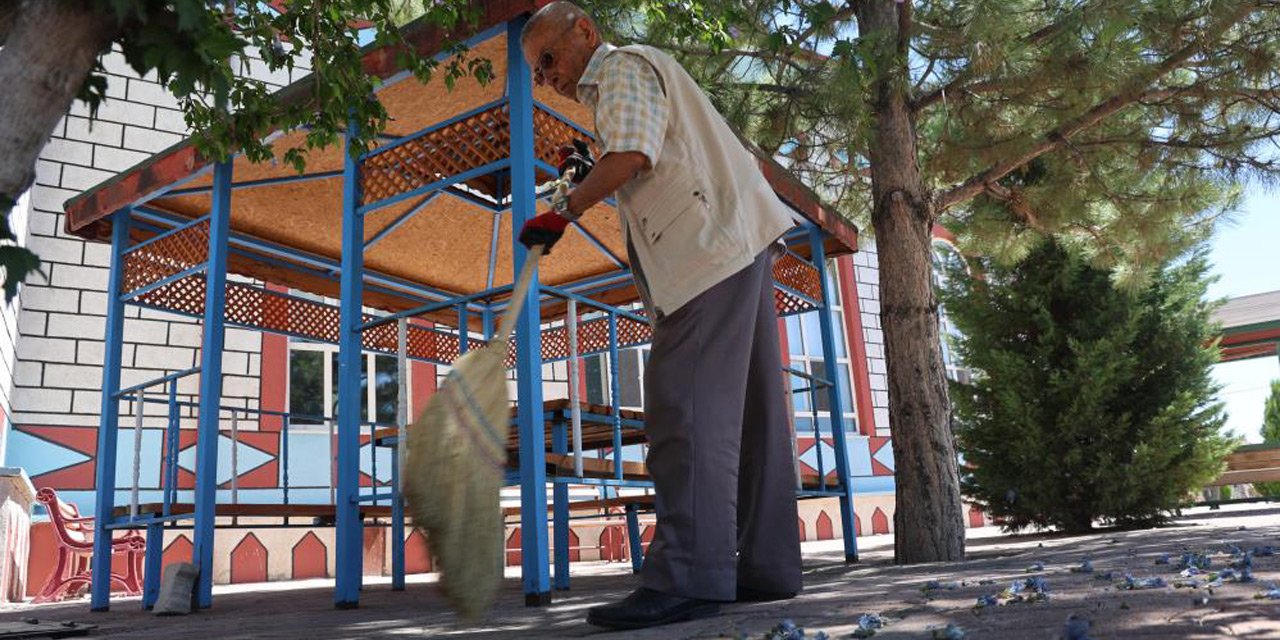 Konyalı Mehmet amca, babasından miras kalan cami temizliğini 26 yıldır sürdürüyor