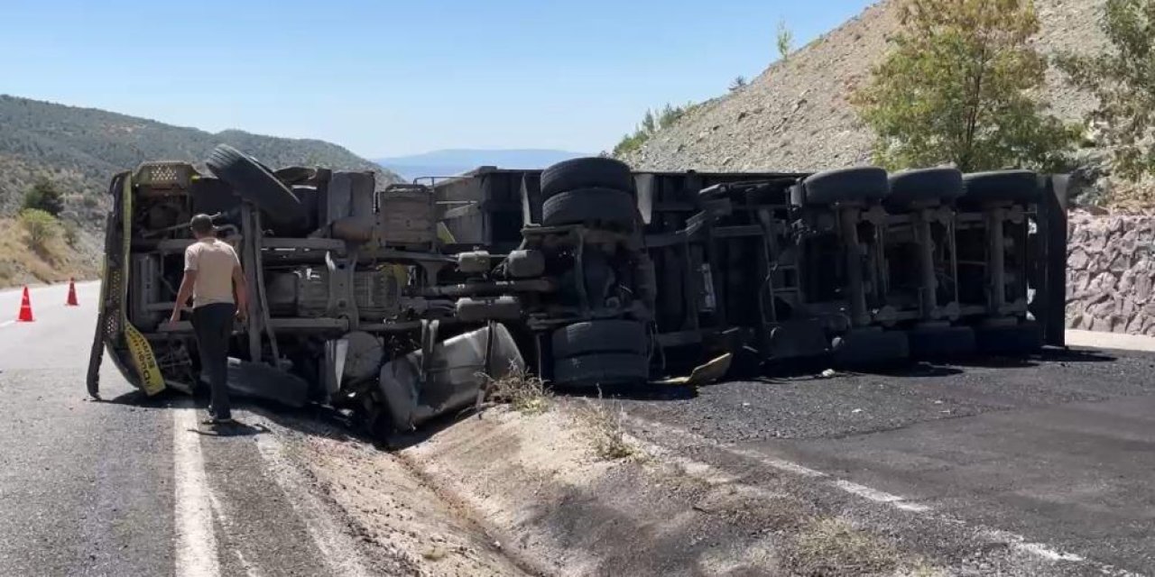 Konya plakalı tır devrildi, yol trafiğe kapandı