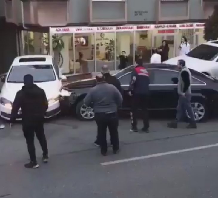 Sosyal medya bu görüntüyü konuşuyor! Park yeri tartışmasında korku dolu anlar