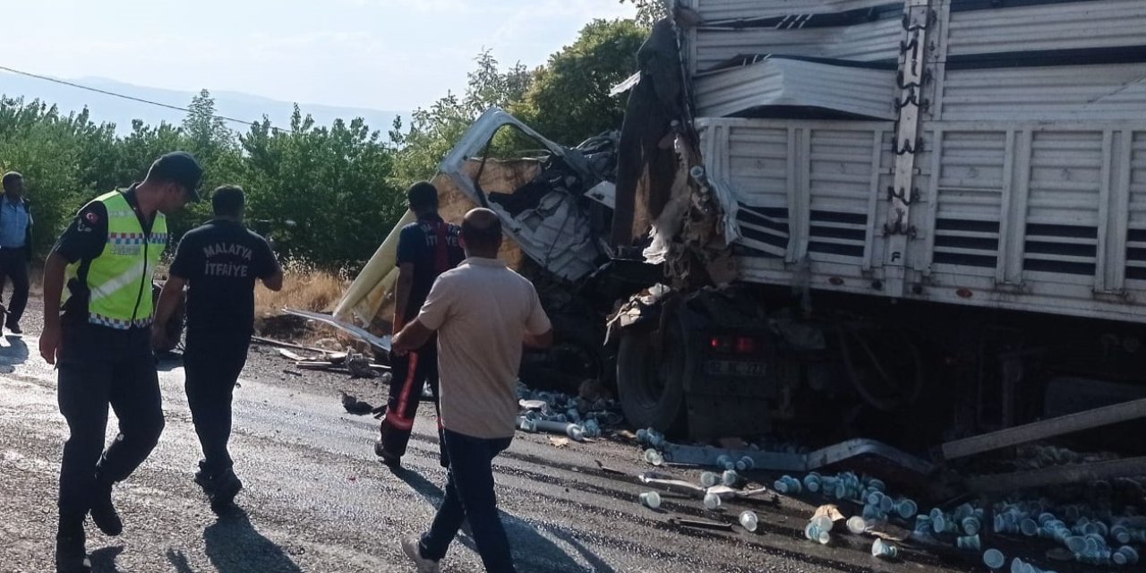 TIR ile kamyon çarpıştı: 1 ölü, 1 yaralı