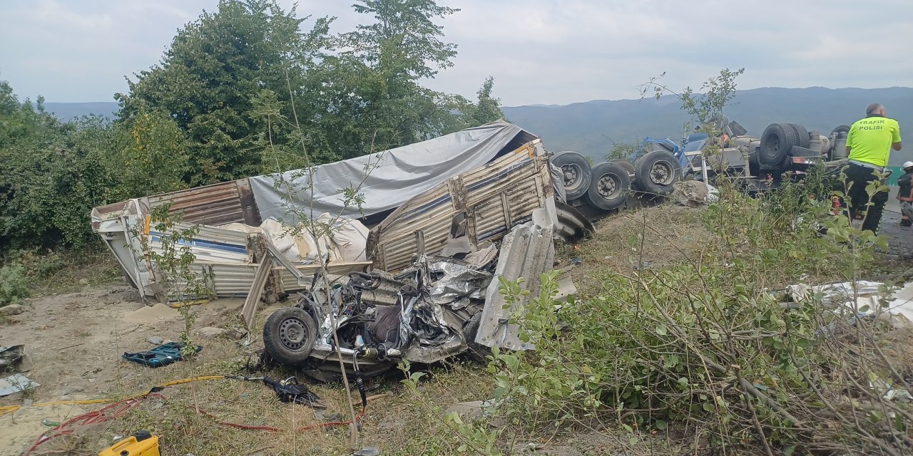 Kağıt gibi ezilen otomobil 2 kişiye mezar oldu