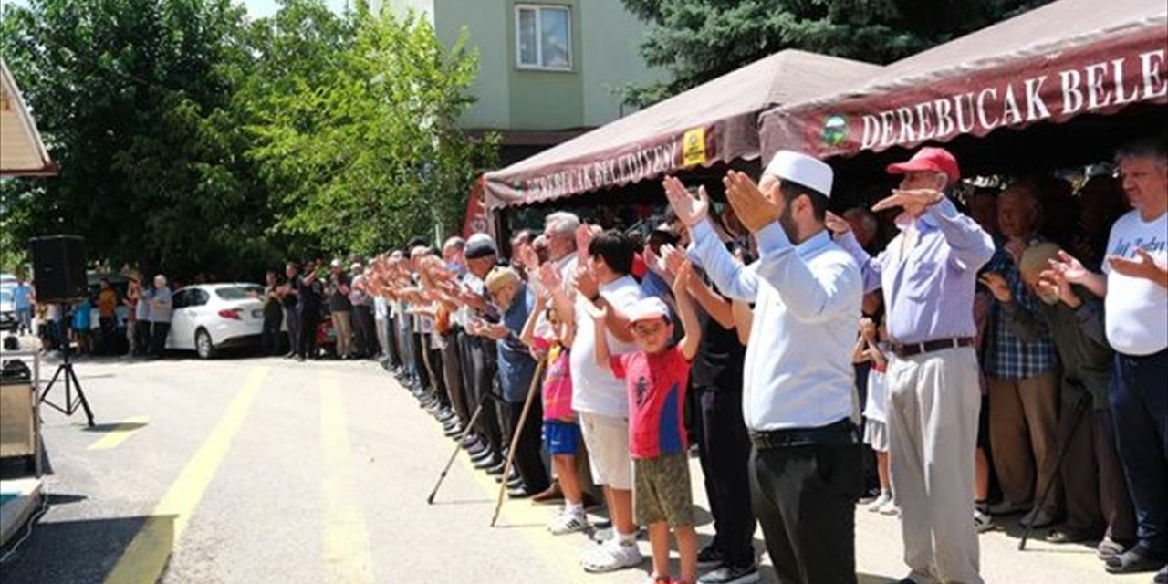 Konya'da vatandaşlar Cuma namazı sonrası yağmur duasına çıktı