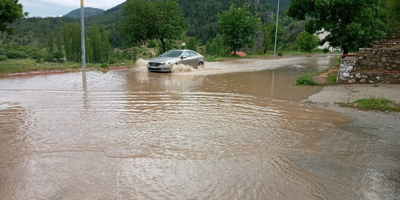 Konya’da sağanak sele neden oldu, mahalle yolu ulaşıma kapandı