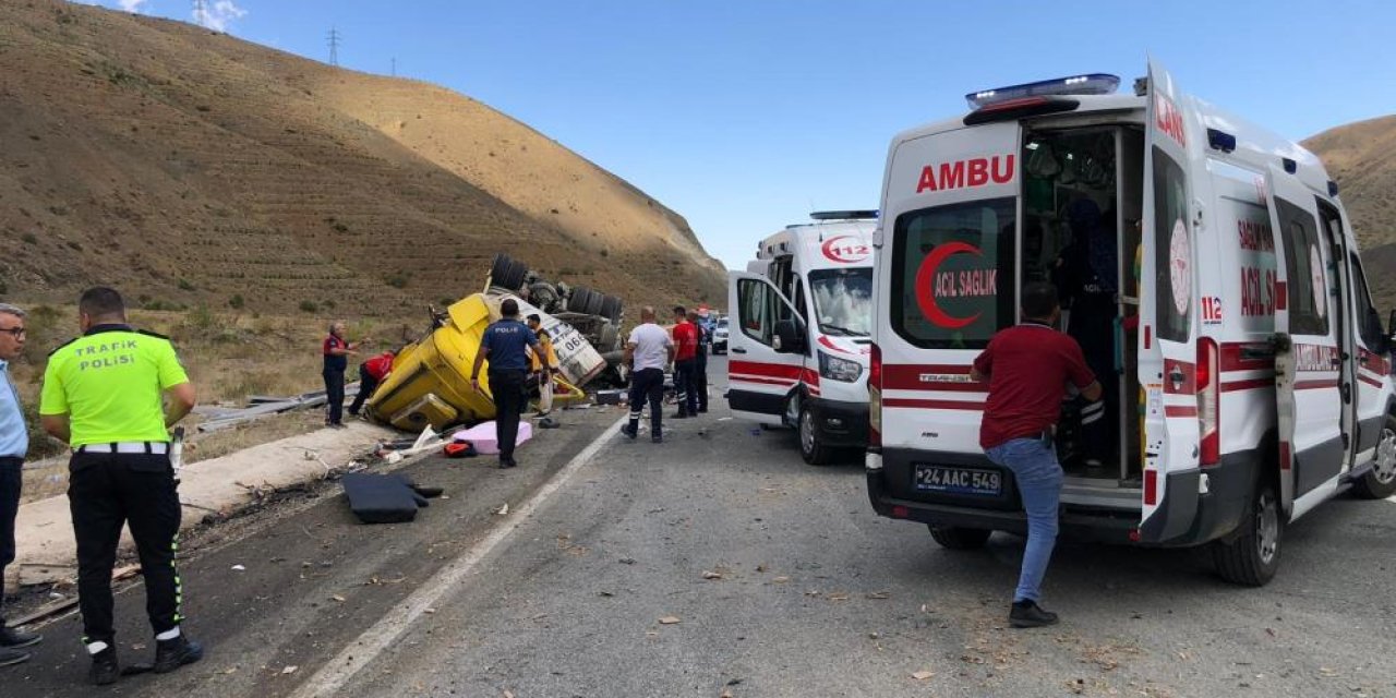 Katliam gibi kaza! TIR ile otomobil çarpıştı, 4 kişi öldü