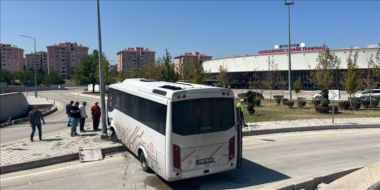 Freni patlayan midibüs kaza yaptı: 15 yaralı