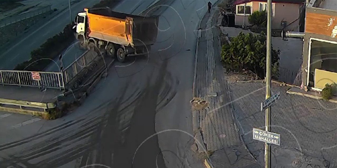 Hafriyat kamyonu 5 metre yükseklikten alt geçide düştü