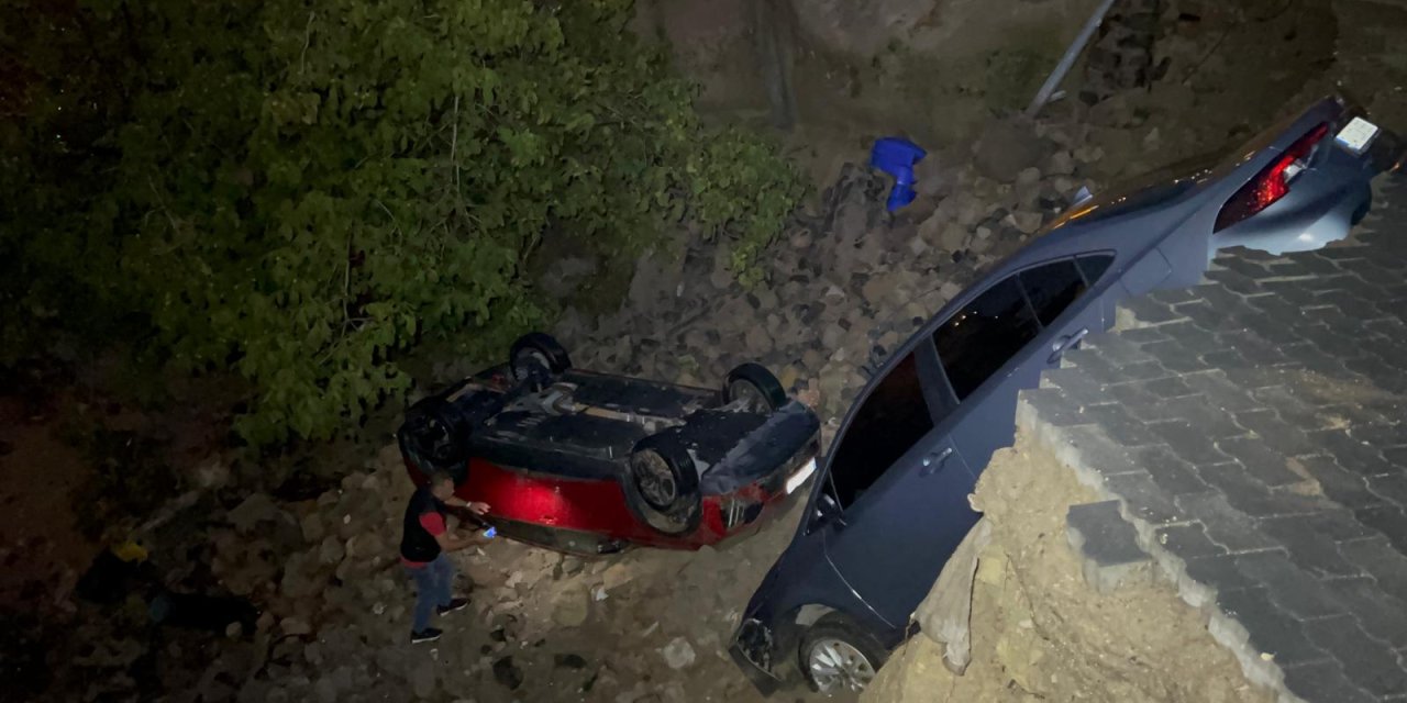 Sağanak sele yol açtı, düşen kaya parçaları otomobillere isabet etti