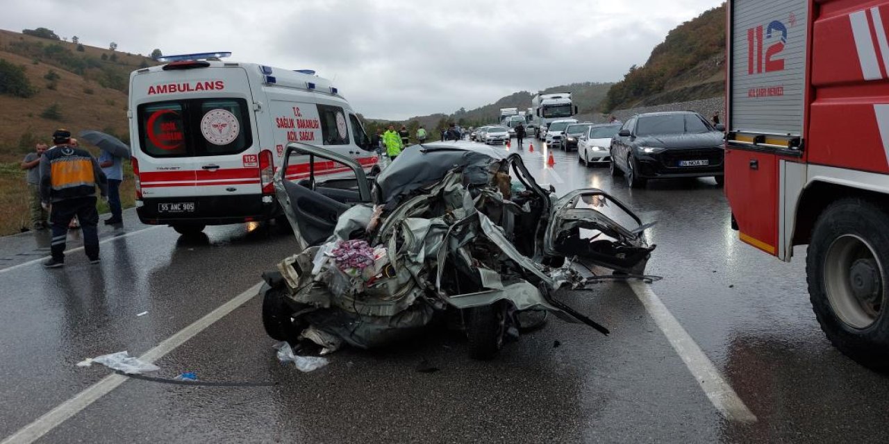 TIR, yolcu otobüsü, polis aracı ve otomobiller çarpıştı: 3 ölü, 10 yaralı