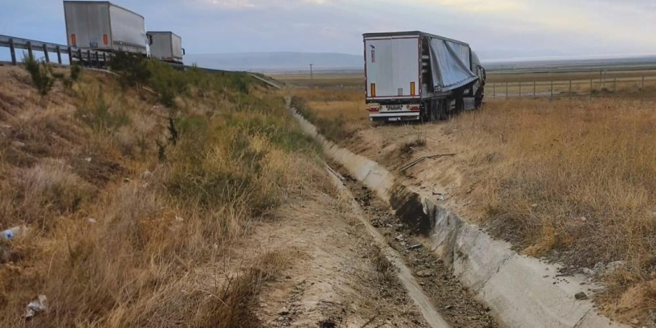 Konya’da kontrolden çıkan tır tarlaya indi: 1 yaralı