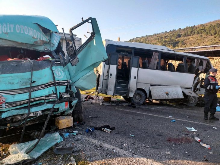 Feci kaza! Servis aracı ile kamyon çarpıştı: 4 ölü, 8 yaralı