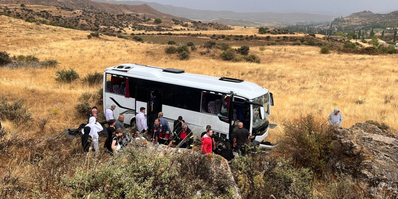 Düğün yolculuğu kazayla bitti: 29 yaralı