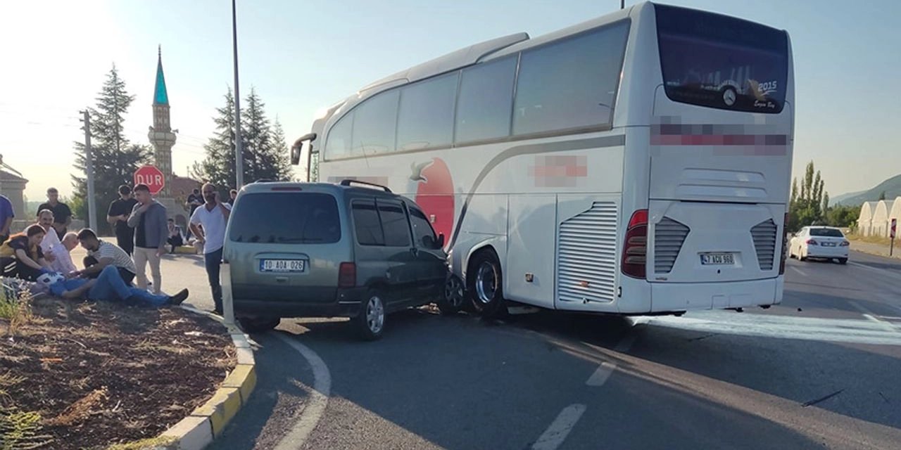 Konya’da yolcu otobüsü hafif ticari araçla çarpıştı! Yaralılar var