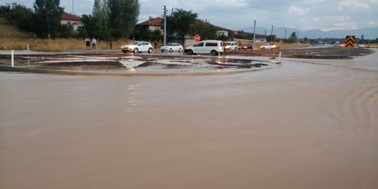 Konya’da bir ilçeyi sağanak yağış vurdu