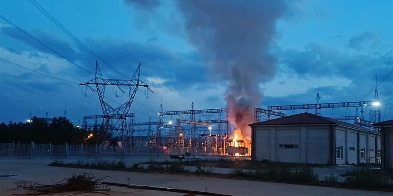 Konya’da TEİAŞ trafosuna yıldırım düştü, yangın çıktı