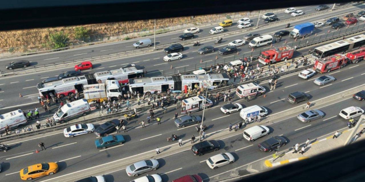 Metrobüsler çarpıştı! Ölü ve yaralılar var