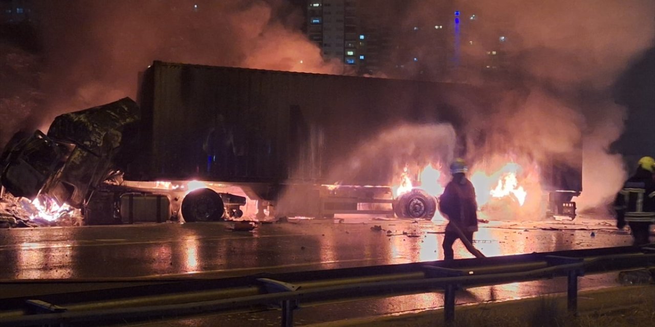 Çarpışan TIR’larda patlama oldu, yangın çıktı: 1 ölü, 1 yaralı