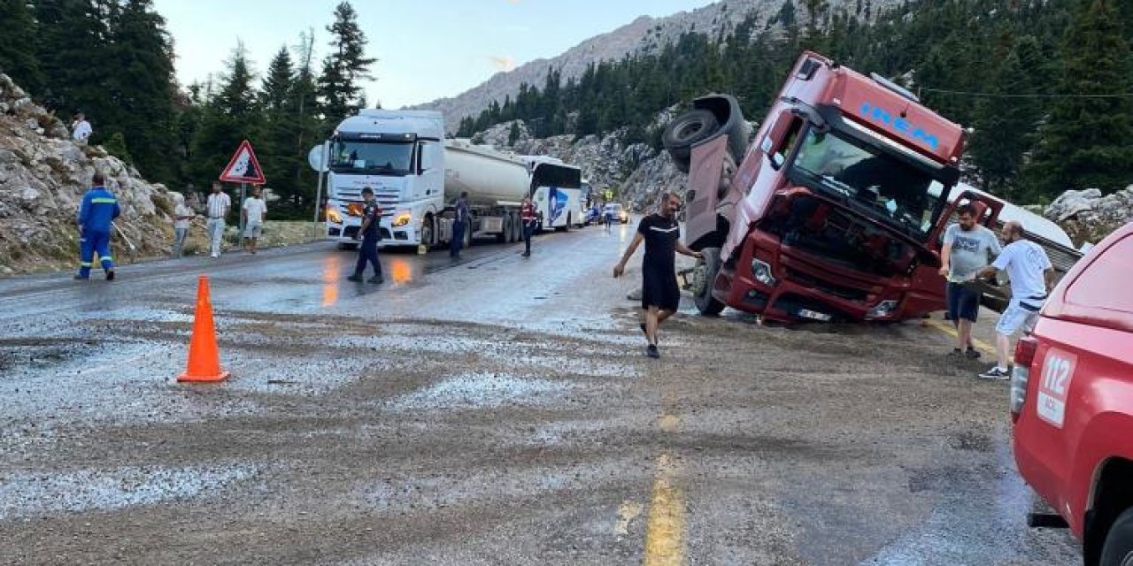 Devrilen tanker nedeniyle kapanan Konya - Antalya yolu açıldı