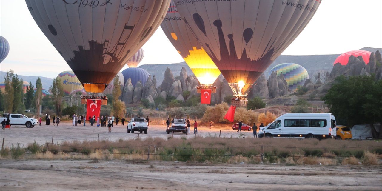 Sıcak hava balonları Türk bayraklarıyla uçtu